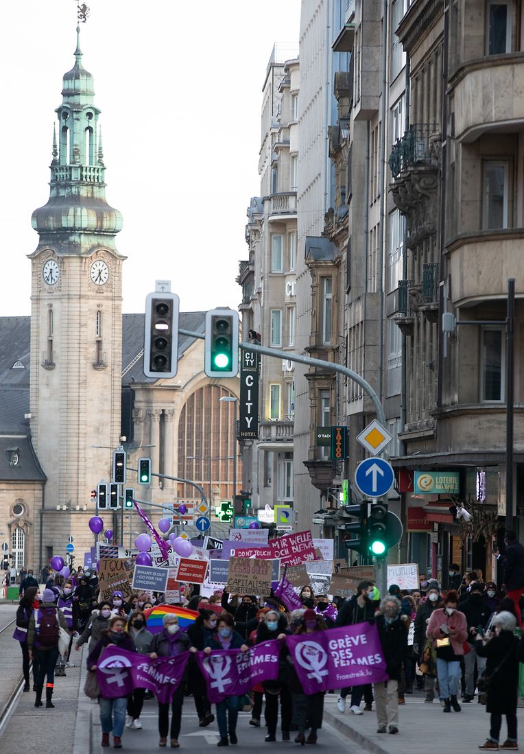 Trotz Pandemie waren auch am 8. März 2021 die Straßen der Hauptstadt wieder gefüllt. Das Tragen einer Maske war dieses Jahr allerdings Pflicht.