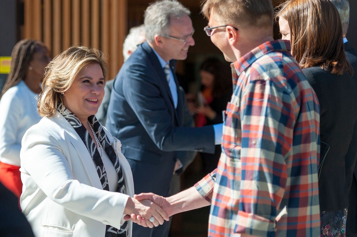 Großherzogin Maria Teresa mit Tom Selänniemi, dem Leiter des Naturzentrums Haltia