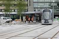 Le tram poursuit son avancée; prochains arrêts Cloche d'Or pour le sud et Findel pour le nord-est de la capitale.