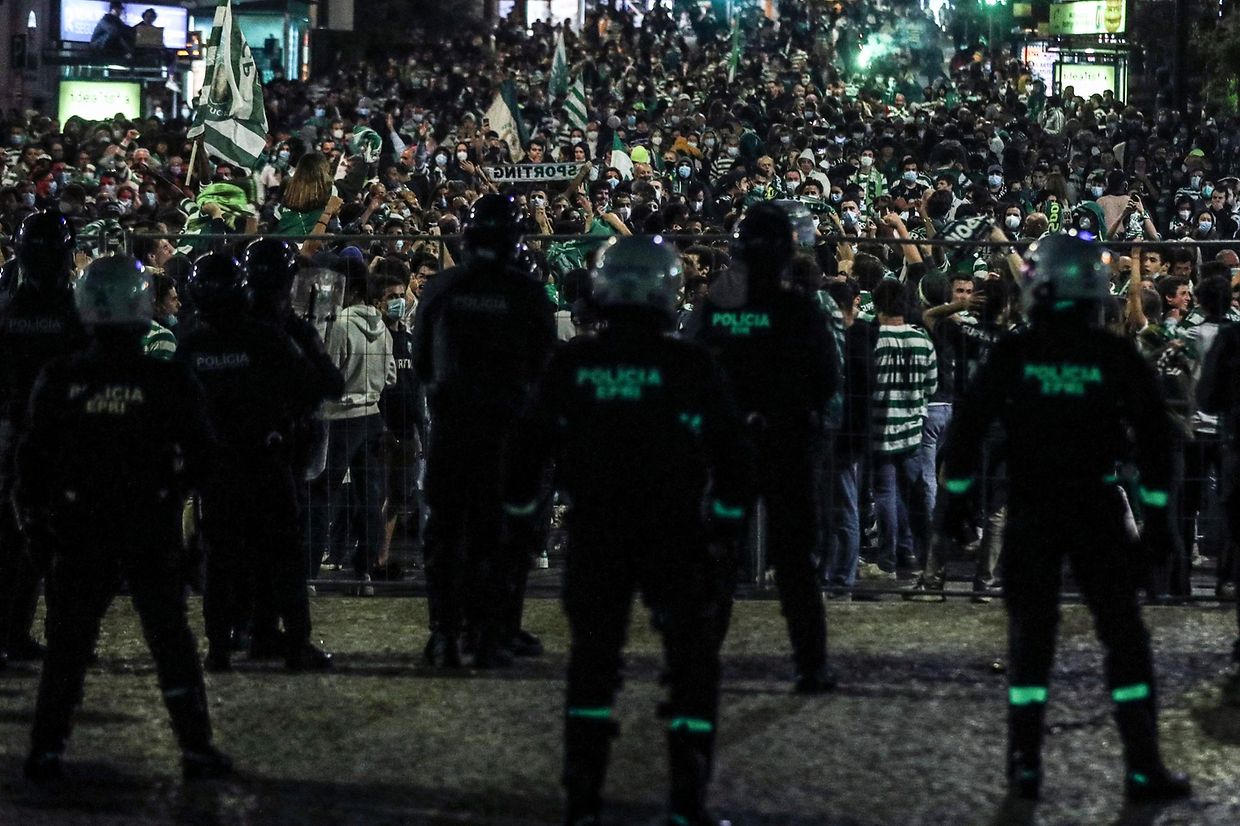 Festejos e confrontos entre adeptos e polícia na noite em que o Sporting voltou a conquistar o campeonato nacional, 19 depois.