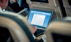 Wer Flugzeug oder Zug nutzt, kann unterwegs arbeiten. Die Kosten sind unter Umständen aber hoch.