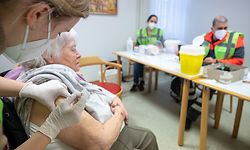 05.02.2021, Baden-Württemberg, Tübingen: Die Mitarbeiterin eines mobilen Impfteams impft im Alten- und Pflegeheim Bürgerheim eine Bewohnerin mit dem Corona-Impfstoff von Biontech/Pfizer. Am 5. Februar 2021 findet eine Pressekonferenz zur Zwischenbilanz der Corona-Impfkampagne in Baden-Württemberg statt. Foto: Sebastian Gollnow/dpa +++ dpa-Bildfunk +++