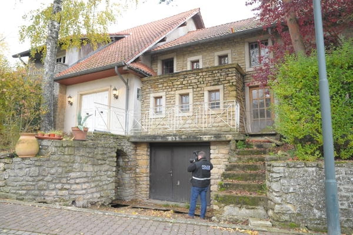 In und am Haus werden keine Spuren sichergstellt, die auf den Täter hindeuten könnten.