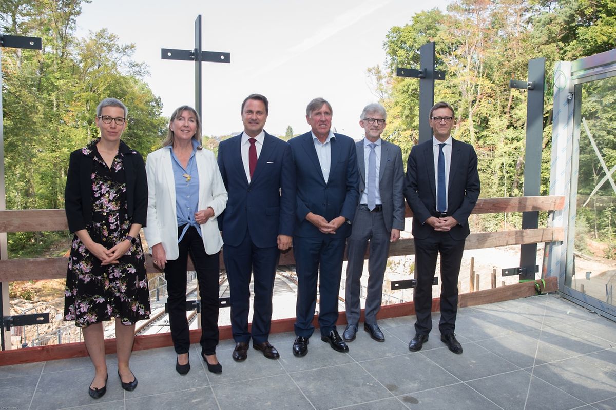 (de g. à dr.) Sam Tanson, échevine à la Ville de Luxembourg, Lydie Polfer, bourgmestre de Luxembourg, Xavier Bettel, Premier ministre, François Bausch, ministre des Infrastructures et du Développement durable, Henri Werdel, directeur des Infrastructures aux CFL et Marc Wengler, directeur général des CFL