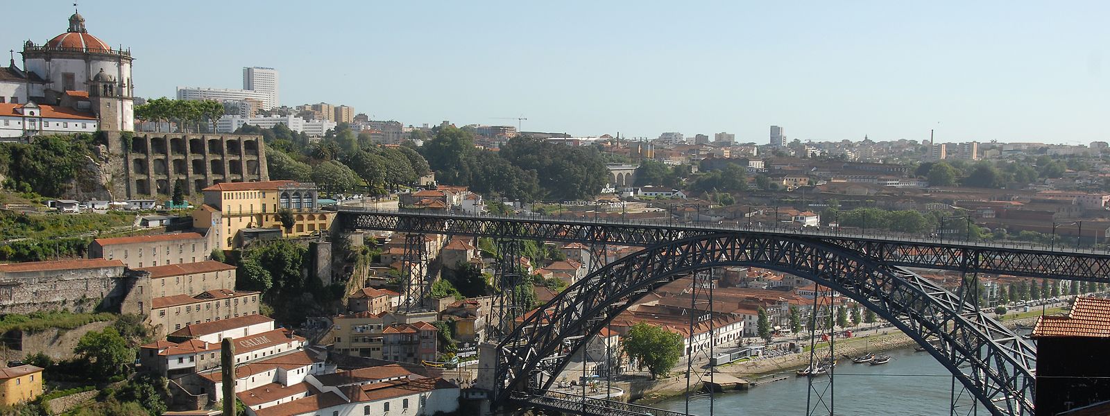 Am Fuß des "Ponte Dom Luís I", entlang des Douro-Ufers, liegen die Portokellereien.
