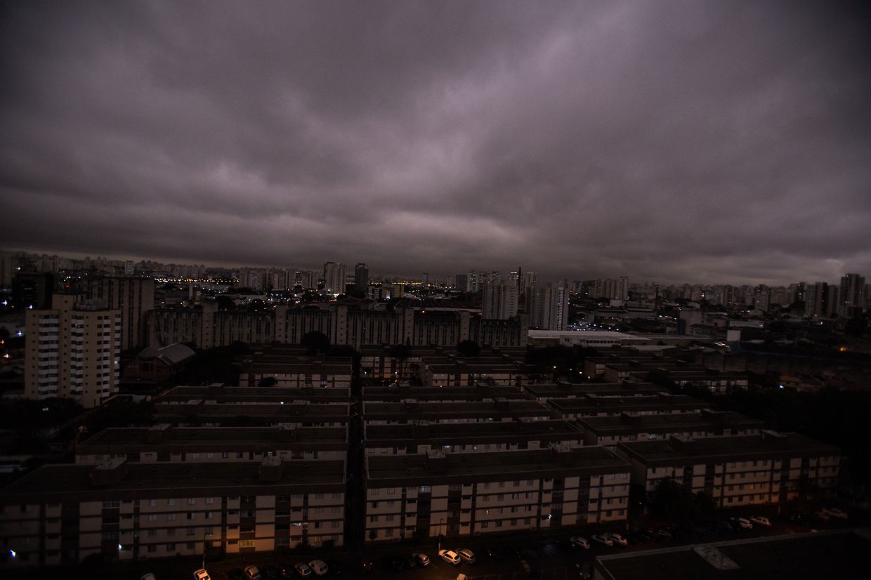 Brasilien, Sao Paulo: Auf dem Foto vom Montag, 19. August, ist der abgedunkelte Himmel über Sao Paulo zu sehen.