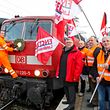 FNCTTFEL-Mitglieder demonstrieren gegen die Einstellung der Intercity-Verbindung nach Deutschland – und nehmen Abschied.