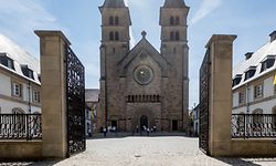 Vor dem schmiedeeisernen Tor mit Blick auf die Basilika sollte die Bronzestatue stehen. 