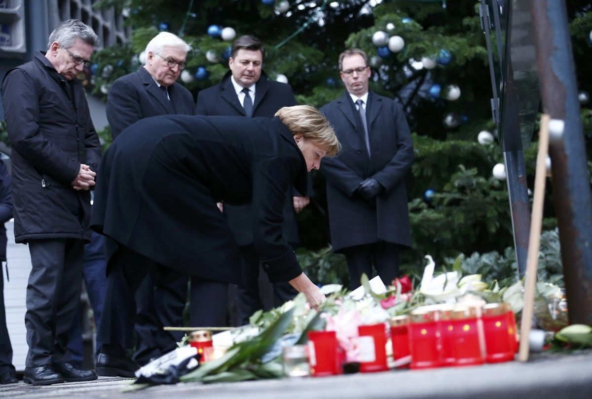 Kanzlerin Merkel legte am Dienstag Blumen auf dem Weihnachtsmarkt nieder.
