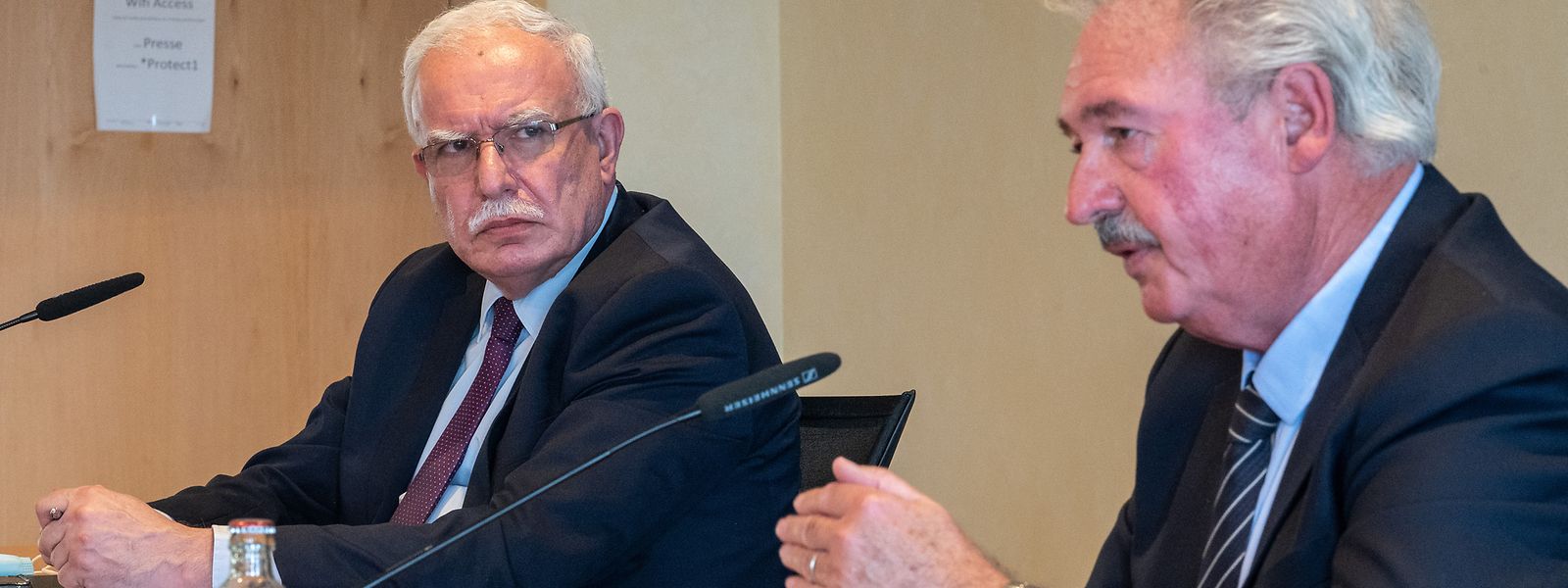 Besorgte Blicke: Riad Malki, palästinensischer Außenminister, und sein luxemburgischer Amtskollege Jean Asselborn (r.).