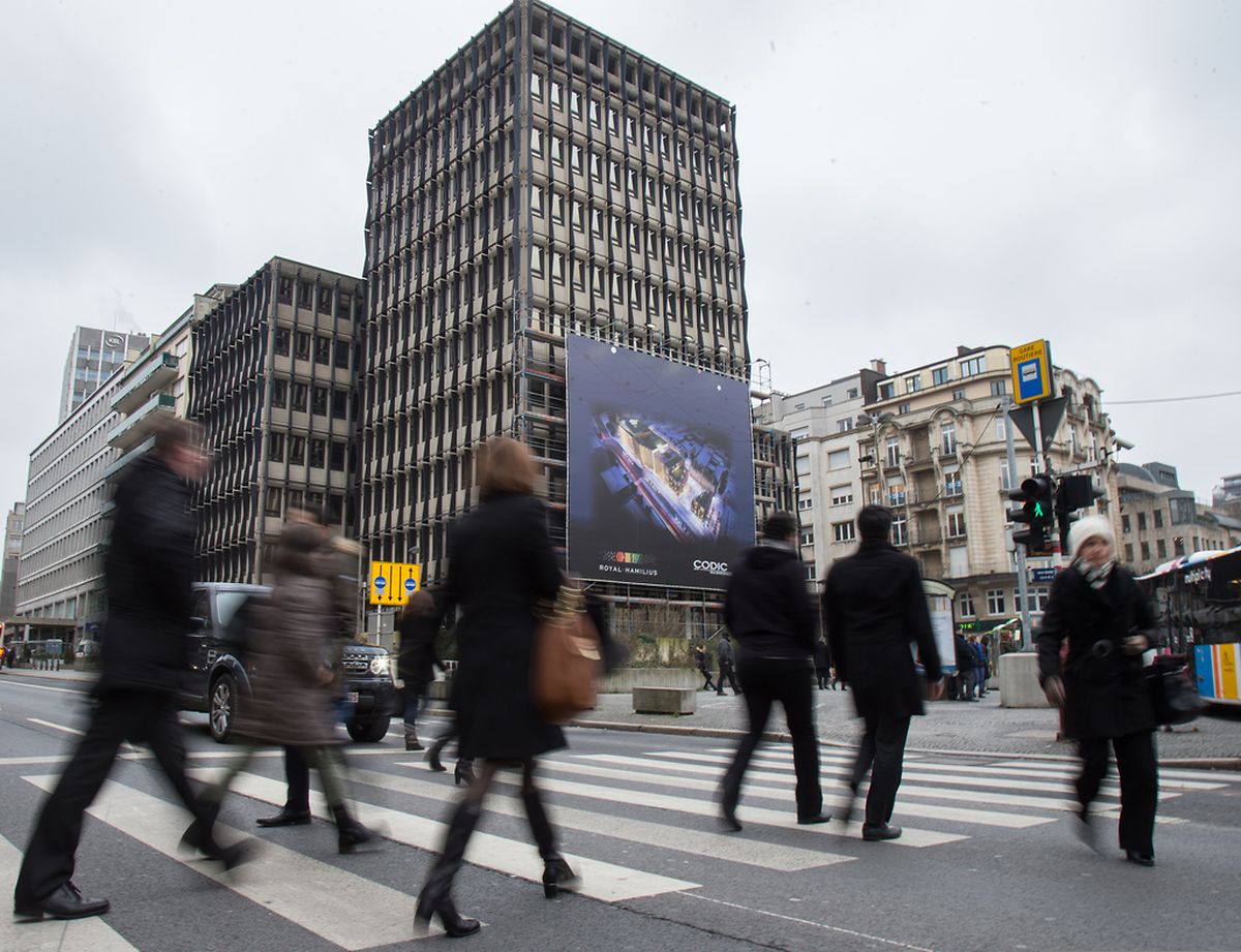 Vorher-nachher: Ein großes Schild an der Fassade der leer stehenden Verwaltungsgebäude zeigt seit kurzem auf, wie der Neubau aussehen wird.