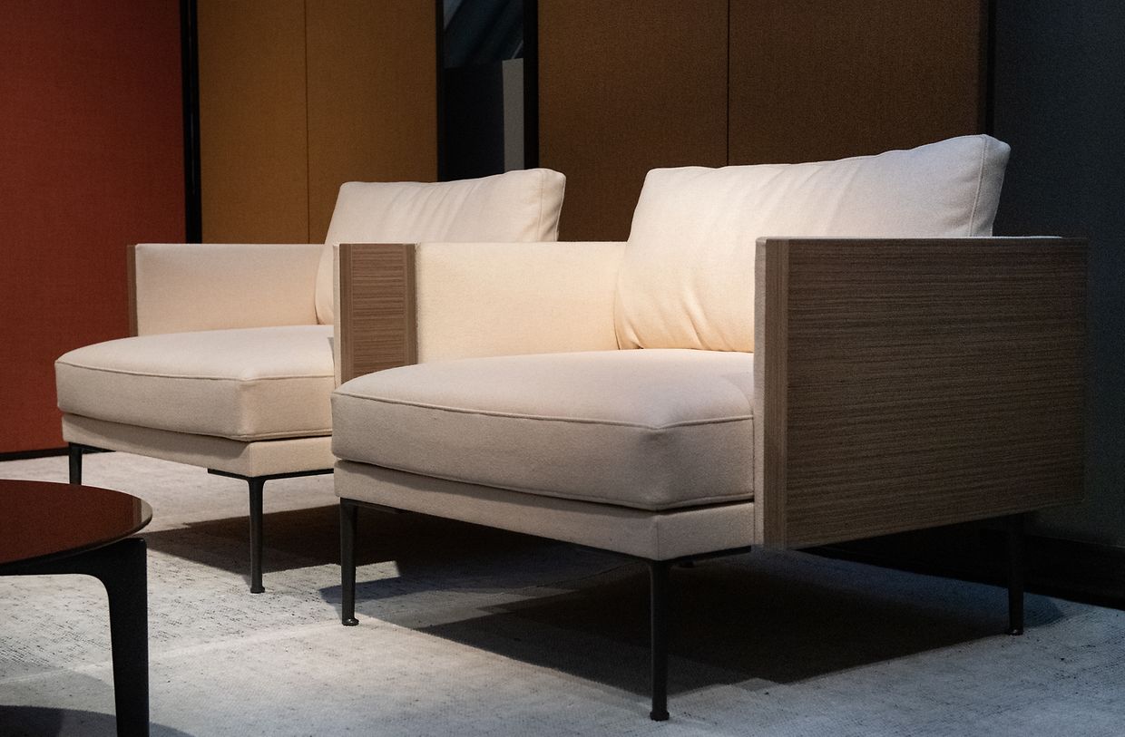 Sofas und Sessel mit hölzerner Rückwand, hier ein Beispiel von Arper, sind stark im Kommen. 