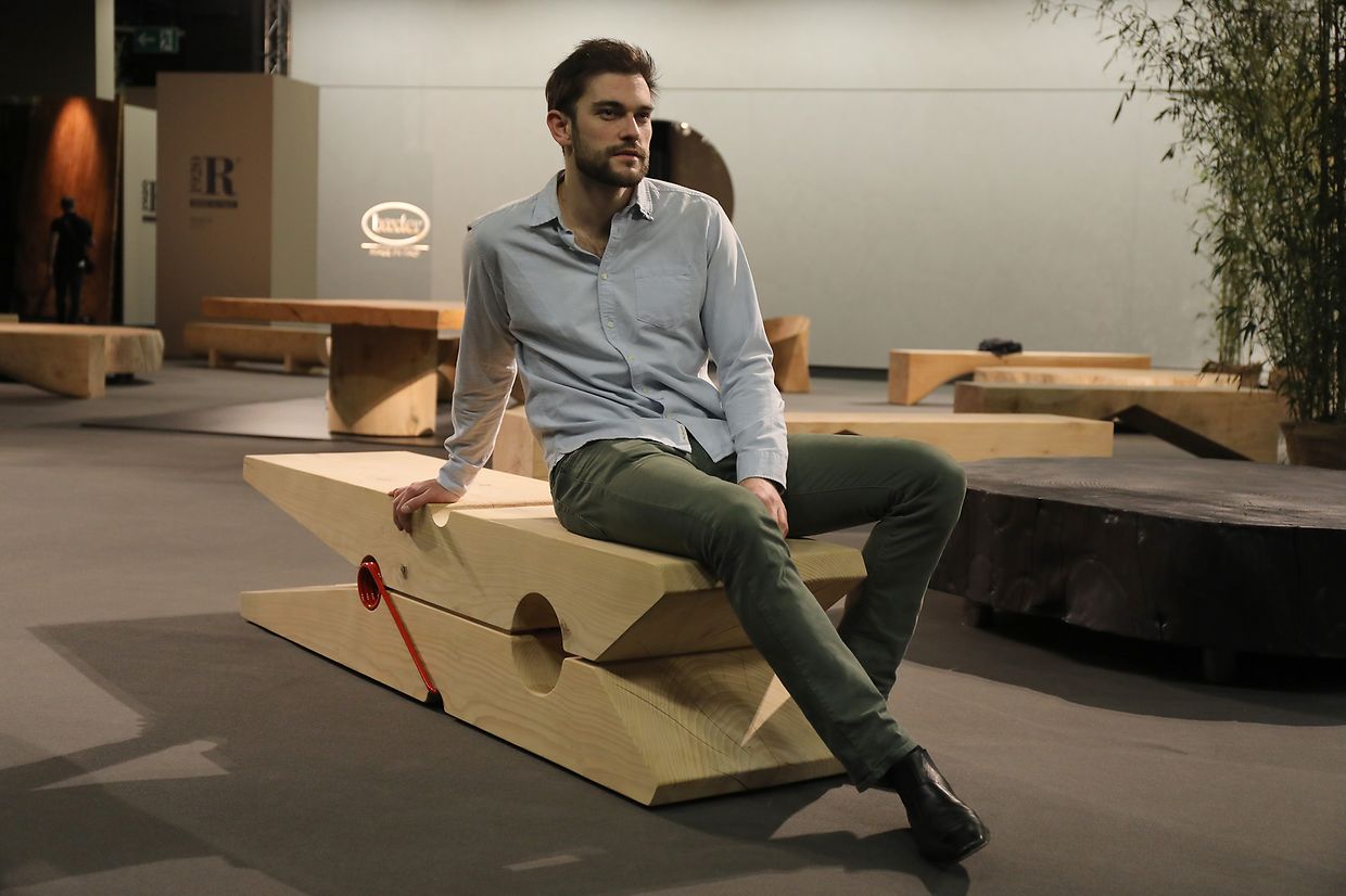 Einer Sitzgelegenheit aus Naturholz in Form einer Wäscheklammer (Hersteller: Made in Italy). 