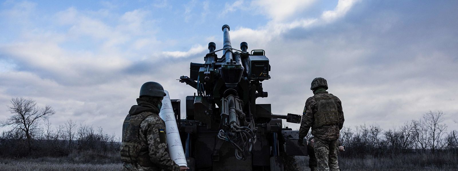 Militares ucranianos num posto de defesa contra as tropas russas no leste da Ucrânia.
