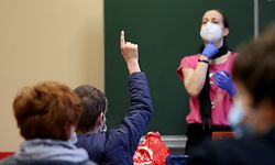 01.03.2021, Sachsen-Anhalt, Magdeburg: Ein Fünftklässler meldet sich während des Präsenzunterrichts am "Ökumenischen Domgymnasium". Nach zweieinhalb Monaten coronabedingten Notbetriebs öffnen in Sachsen-Anhalt die Schulen und Kitas wieder ihre Türen. Foto: Ronny Hartmann/dpa-Zentralbild/dpa +++ dpa-Bildfunk +++