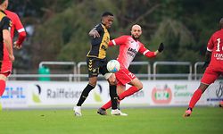 Hakim Menai (Swift - 23) - Issa Bah (Progrès - 17) / Fussball BGL Ligue Luxemburg, 22. Spieltag Saison 2020-2021 / 21.04.2021 / FC Swift Hesperingen - FC Progrès Niederkorn / Stade Alphonse Theis / Foto: Yann Hellers