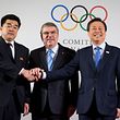 IOC-Präsident Thomas Bach (M.) posiert mit dem Vertreter Nordkoreas, Kim Il Guk (l.), und Südkoreas, Do Jong-hwan, nach dem Abschluss der Verhandlungen.
