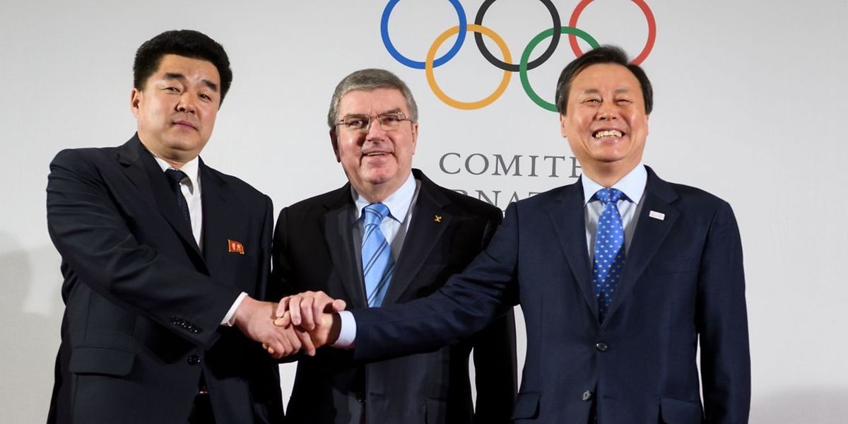IOC-Präsident Thomas Bach (M.) posiert mit dem Vertreter Nordkoreas, Kim Il Guk (l.), und Südkoreas, Do Jong-hwan, nach dem Abschluss der Verhandlungen.