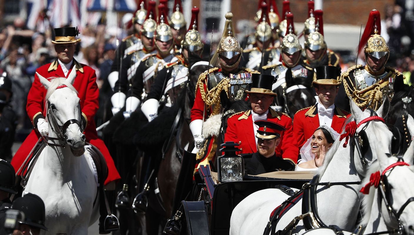 Nach der Trauung fuhr das Brautpaar in einer offenen Kutsche erst durch die Anlagen von Schloss Windsor und anschließend durch das nahe gelegene Dorf. 