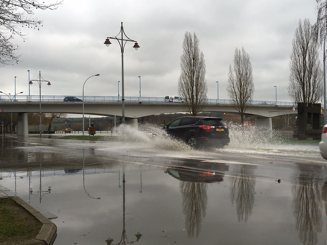 Der Parkplatz in Remich ist am Donnerstagmittag überschwemmt.