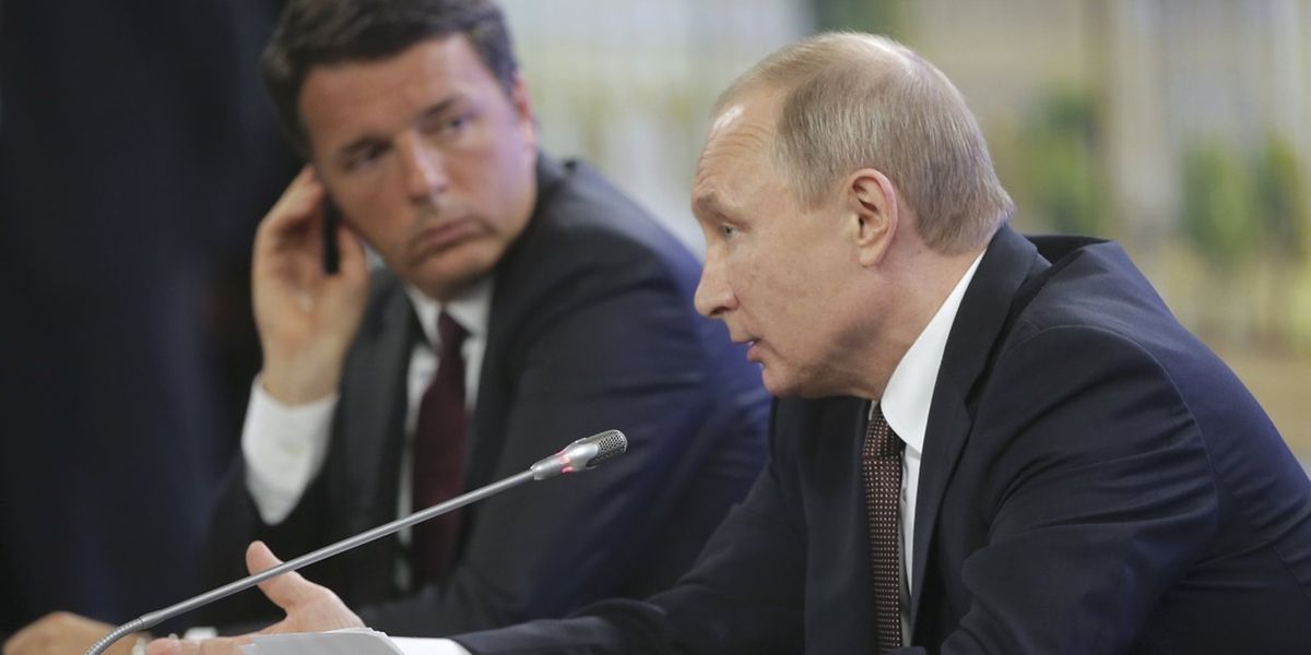 Wladimir Putin und der italienische Premierminister Matteo Renzi bei einem Treffen in St. Petersburg.