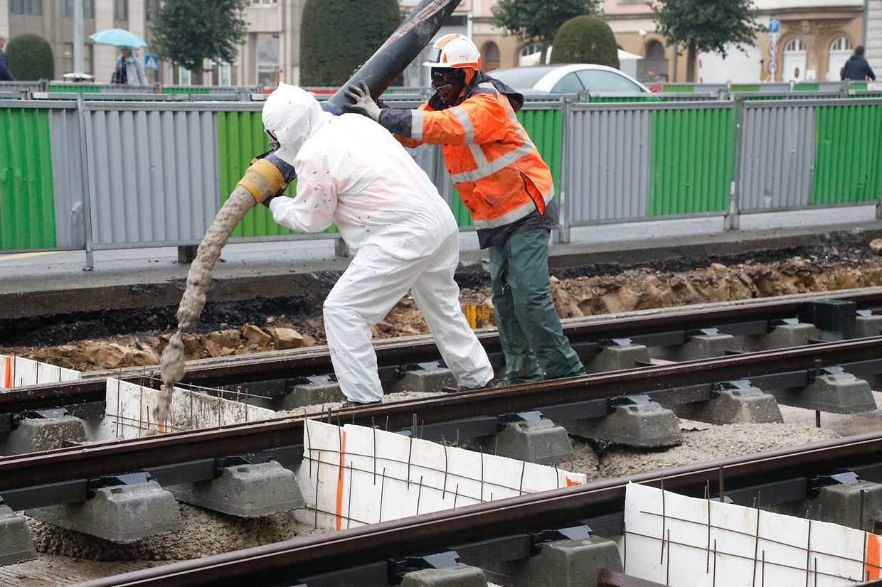 Lokales, online.fr, online.de, beim Gebäude Arcelor place des Martyrs, Legung der Schienen, Verkehr, Mobilität, Tram, öffentlicher Transport, Foto: Anouk Antony/Luxemburger Wort