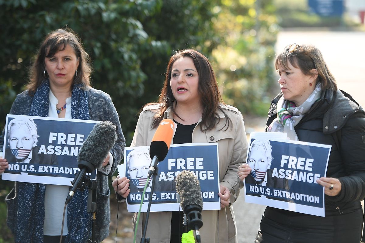 Die Politikerinnen Heike Hansel, Sevim Dagdelen und Ana Miranda Paz (v.r.n.l.) fordern vor dem Belmarsh Prison in London die Freilassung von Julian Assange.