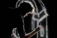 Wenn die LED-Lämpchen mit Wasser in Kontakt kommen, entstehen Bilder, Schriftzüge und Figuren: Beim „Waterlight Graffiti“ dürfen Besucher selbst zum Pinsel greifen. 