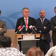 Premier und Vizepremier, Finanz- und Justizminister traten zur gemeinsamen Pressekonferenz an, nachdem die Regierung am Freitagmorgen zunächst keine Stellungnahme abgeben wollte.