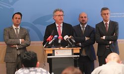 Premier und Vizepremier, Finanz- und Justizminister traten zur gemeinsamen Pressekonferenz an, nachdem die Regierung am Freitagmorgen zunächst keine Stellungnahme abgeben wollte.