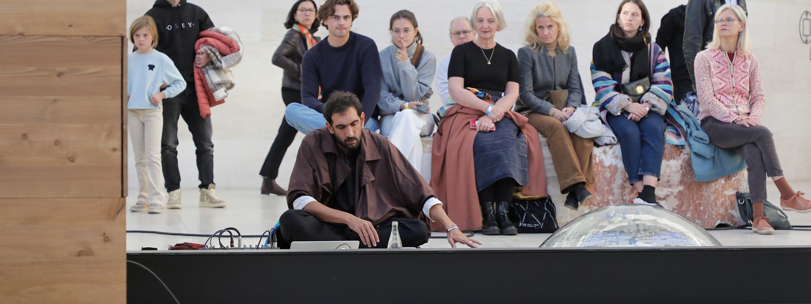 L'artiste libanais Tarek Atoui a activé son installation "Waters' Witness" au Musée d'Art Moderne. 