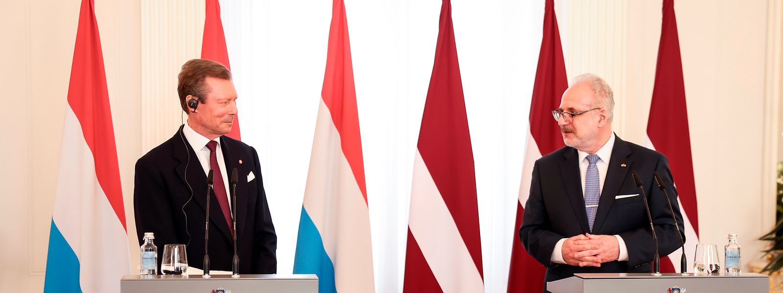 Großherzog Henri (l.) und der lettische Präsident Egils Levits (r.) wollen auch nach Ende des Krieges in der Ukraine dem überfallenen Land zur Seite stehen. Luxemburg und Lettland wollen sich nämlich aktiv am Wiederaufbau der Ukraine beteiligen. 