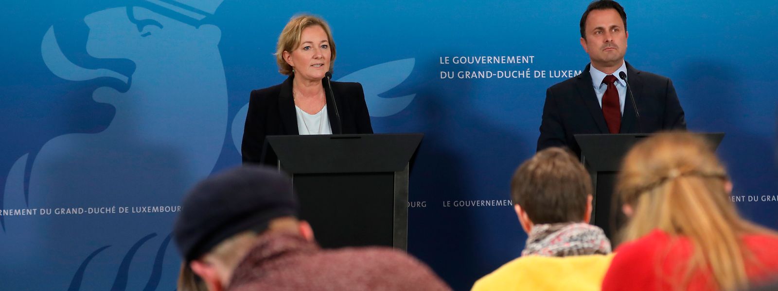 Die Regierung nutzt die live gestreamten Pressekonferenzen gerne als Mittel zur Selbstinszenierung.