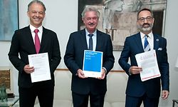 Pressekonferenz von Jean Asselborn, Minister für auswärtige und europäische Angelegenheiten: Lancement du pacte national "Entreprises et droits de l'homme". Michel Reckinger, Präsident der UEL (Union des Entreprises Luxembourgeoise), Jean Asselborn (Minister für auswärtige und europäische Angelegenheiten, Minister für Immigration und Asyl) und Norman Fish (Direktor des  "Institut National pour le développement durable - INDR) (v.l.n.r.).  (Foto: Alain Piron)