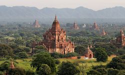 ARCHIV - 10.11.2015, Myanmar, Bagan: Die alte Königsstadt Bagan. «Stadt der tausend Pagoden» wird Bagan genannt. Die Welterbestätte gilt als eine der wichtigsten Tempelanlagen in ganz Südostasien. Für viele in Myanmar war der Tourismus die Haupteinnahmequelle. Seit dem Militärputsch kommt niemand mehr - und die Verzweiflung ist groß. (zu dpa: Verwaiste Pagoden in Bagan: Myanmar und das Ende des Tourismus-Traums) Foto: Rungroj Yongrit/EPA/dpa +++ dpa-Bildfunk +++
