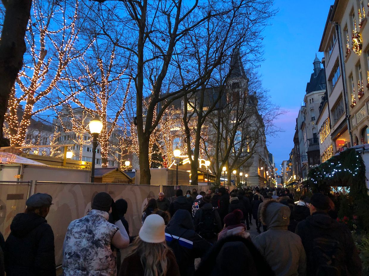 Ein Teil der Demonstranten schafften es bis vor den Weihnachtsmarkt auf der Place d'Armes. 