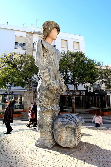 A famosa estátua de “D. Sebastião”, na cidade de Lagos (Algarve), da autoria de João Cutileiro,ainda hoje não é consensual