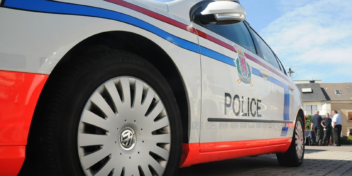 Die Fahrerin versuchte, einem Lieferwagen auszuweichen und geriet mit ihrem Fahrzeug in einen Sommerweg. 