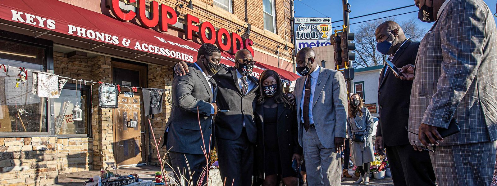 George Floyds Familie trauert an dem Ort, an dem er starb.