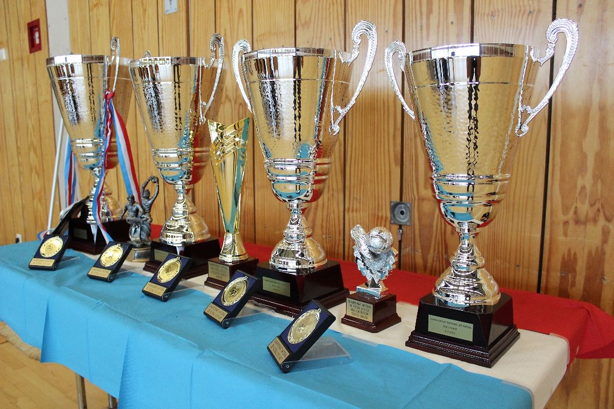 A mesa com os troféus para os vencedores