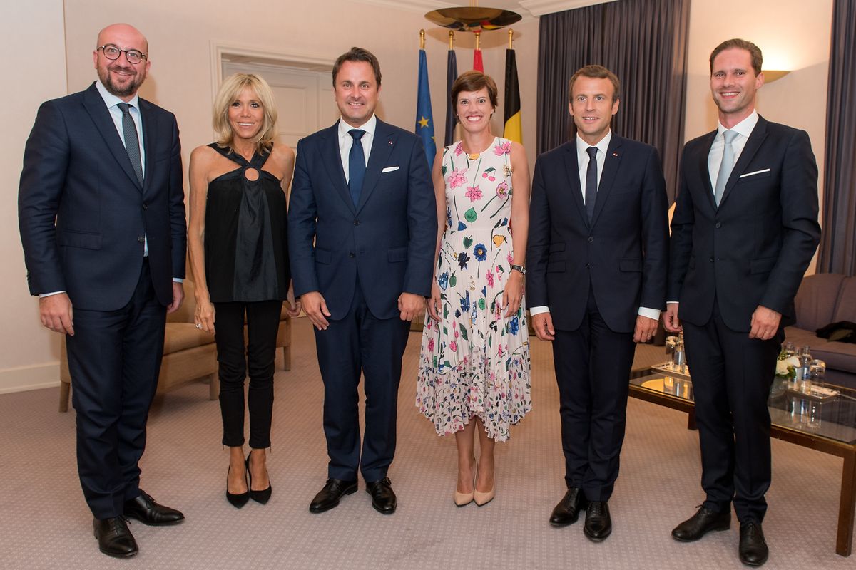  "Photo de famille" (de g. à dr.) Charles Michel, Premier ministre du royaume de Belgique ; Brigitte Macron ; Xavier Bettel, Premier ministre, ministre d'État ; Amélie Derbaudrenghien, compagne du Premier ministre du royaume de Belgique ; Emmanuel Macron, président de la République française ; Gauthier Destenay, époux de Xavier Bettel