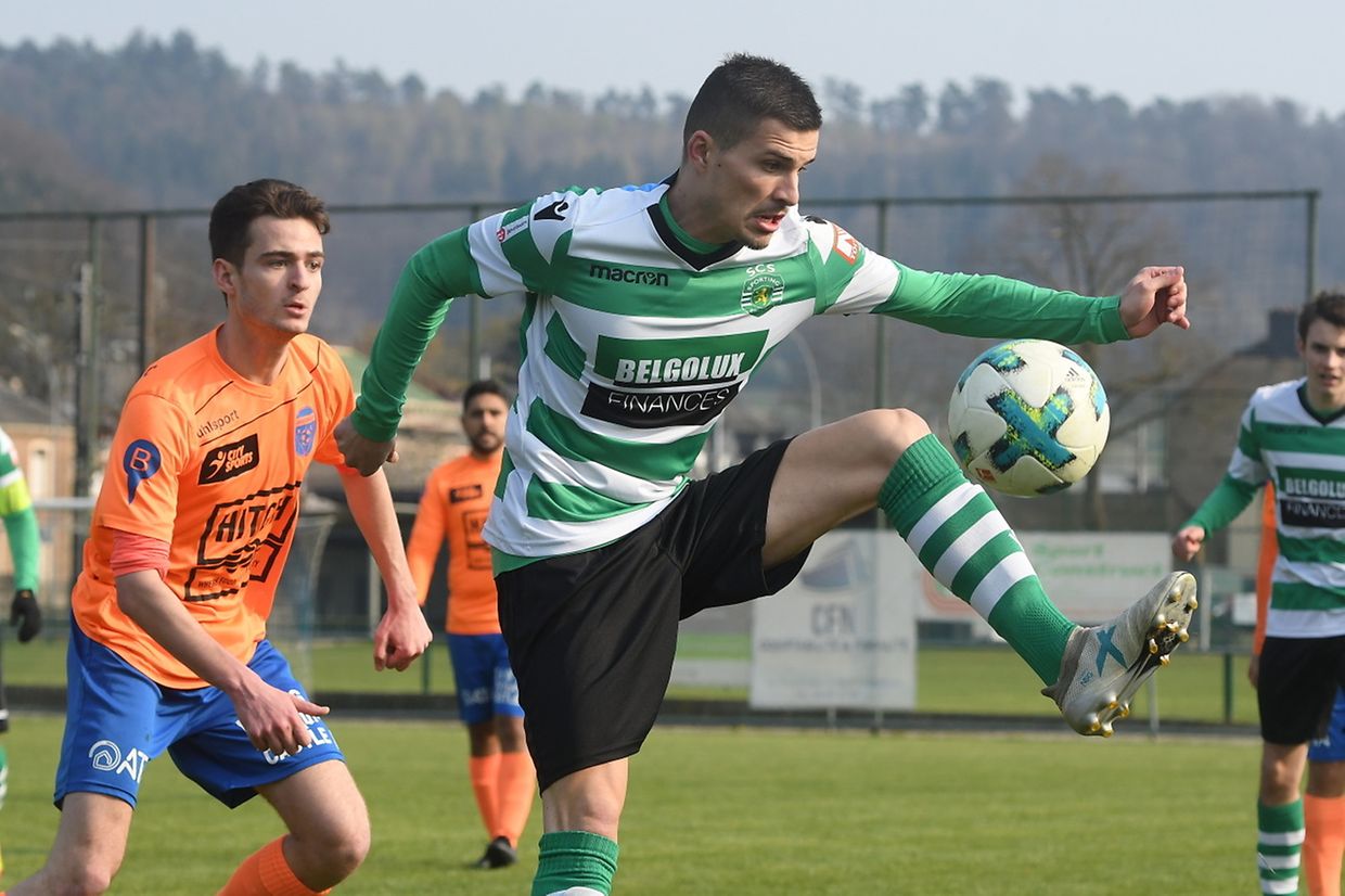 Victor Lambert (Steinfort) contrôle le ballon sous le regard de Vic Moruzzi.