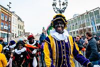 Pembantu berwajah hitam menyajikan permen kepada anak-anak saat Sinterklaas tiba di Nijmegen, pada 16 November 2019 (Foto oleh Romy Arroyo Fernandez / Norfoto)