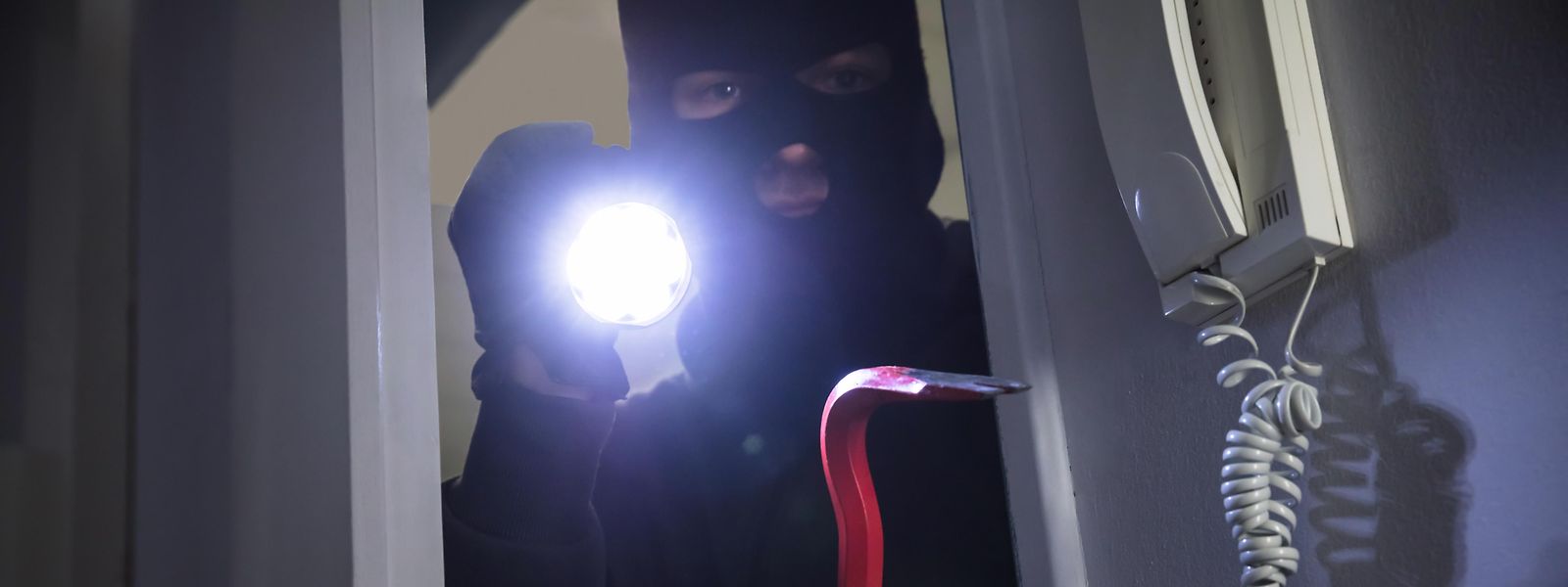 Den Angeklagten werden zwei beziehungsweise drei Homejackings und vier Einbrüche vorgeworfen.