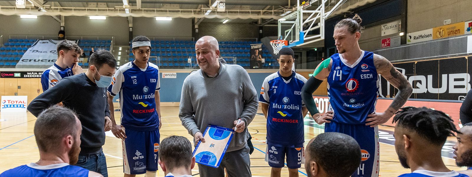 Alexandre Carradore (l.) steht in Sylvain Lautiés (M.) Abwesenheit in der Verantwortung.
