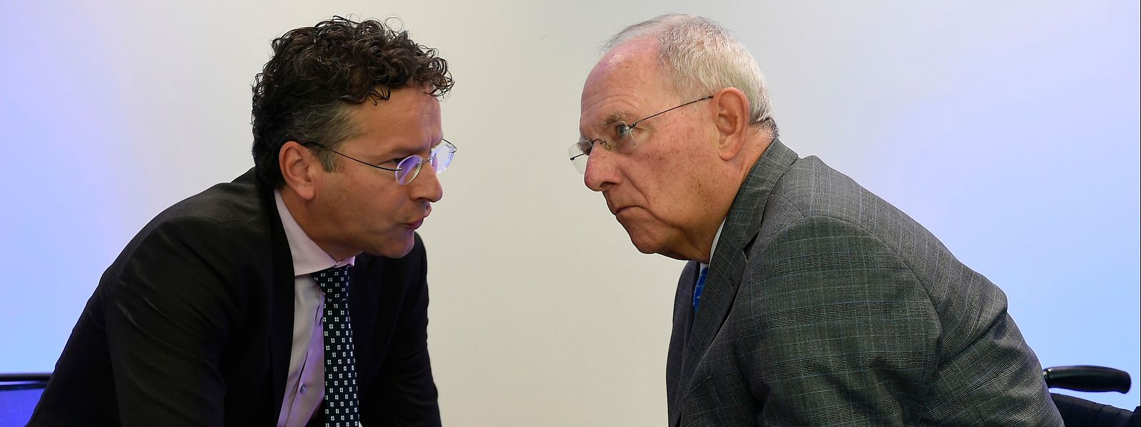 Eurogruppe-Präsident Jeroen Dijsselbloem (L) im Gespräch mit dem deutschen Finanzminister Wolfgang Schäuble.