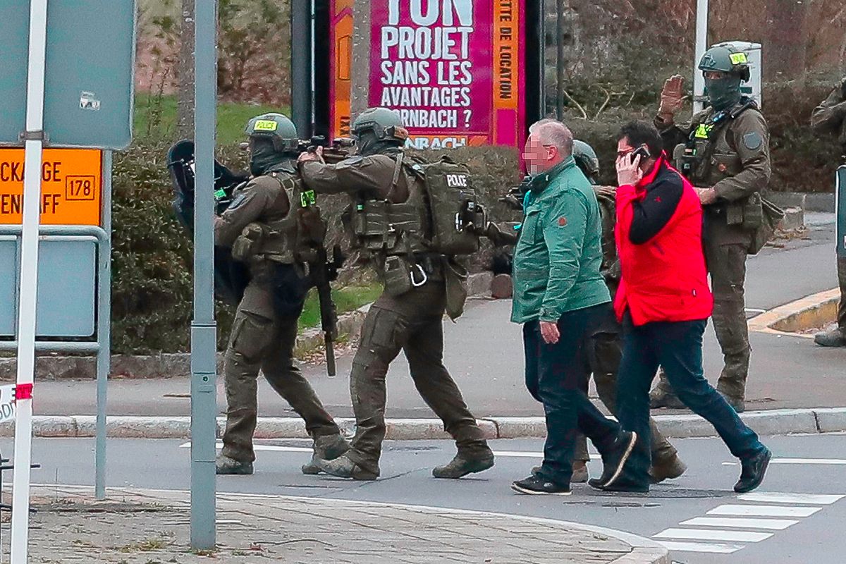 Spezialeinheiten der Polizei näherten sich gemeinsam mit Vermittlern der Wohnung des verschanzten Mannes.