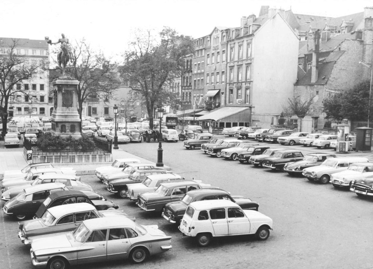 1960er Jahre: Nur gelegentlich besetzte Flächen werden von den Autofahrern „spontan“ als Parkplatz benutzt. „Unter“ die Erde drängt sich das Automobil erst in den 1970er Jahren.
