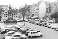 1960er Jahre: Nur gelegentlich besetzte Flächen werden von den Autofahrern „spontan“ als Parkplatz benutzt. „Unter“ die Erde drängt sich das Automobil erst in den 1970er Jahren.