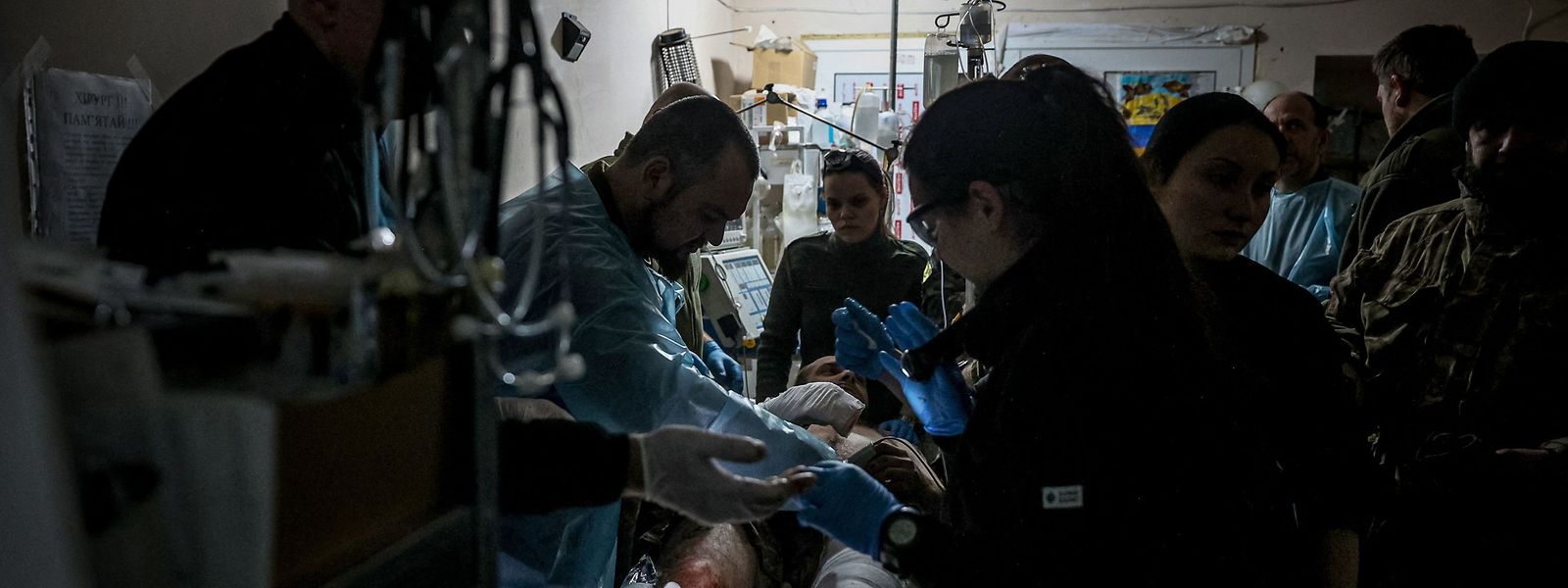 TOPSHOT - A wounded Ukrainian soldier receives treatment at a stabilising mobile hospital in the vicinity of Bakhmut, Donetsk region, on December 3, 2022, amid the Russian invasion of Ukraine. (Photo by ANATOLII STEPANOV / AFP)
